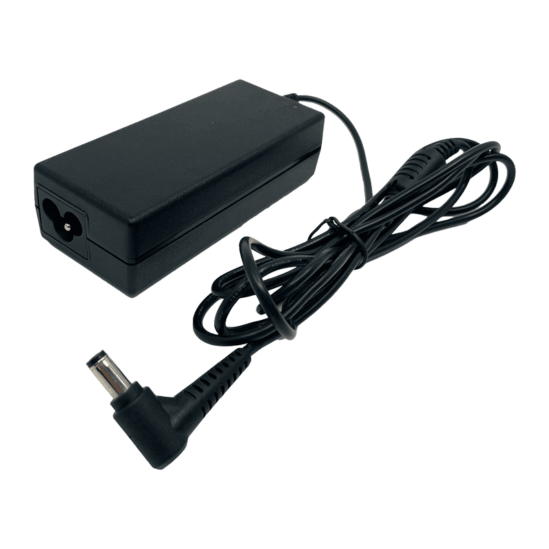 Zasilacz AC 65 W Unitech 1010-900070G — czarny zasilacz z gniazdem IEC C6 i przewodem zakończonym kątowym wtykiem DC
