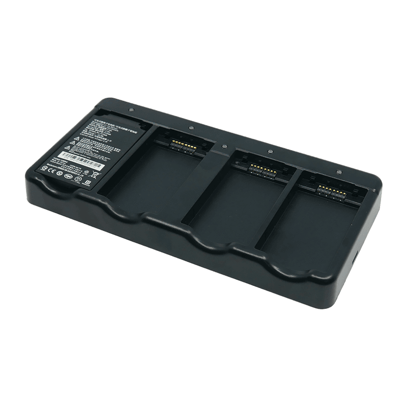 Ładowarka 4 baterii Unitech 5100-900035G do HT330 — płaska ładowarka z czterema gniazdami, w pierwszym gnieździe bateria