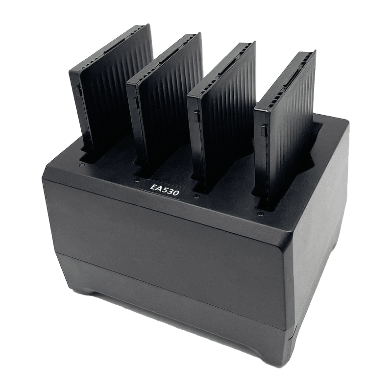 Ładowarka 4 baterii Unitech 5100-900042G do EA530 — ładowarka z czterema komorami na baterie, baterie pokazane poglądowo